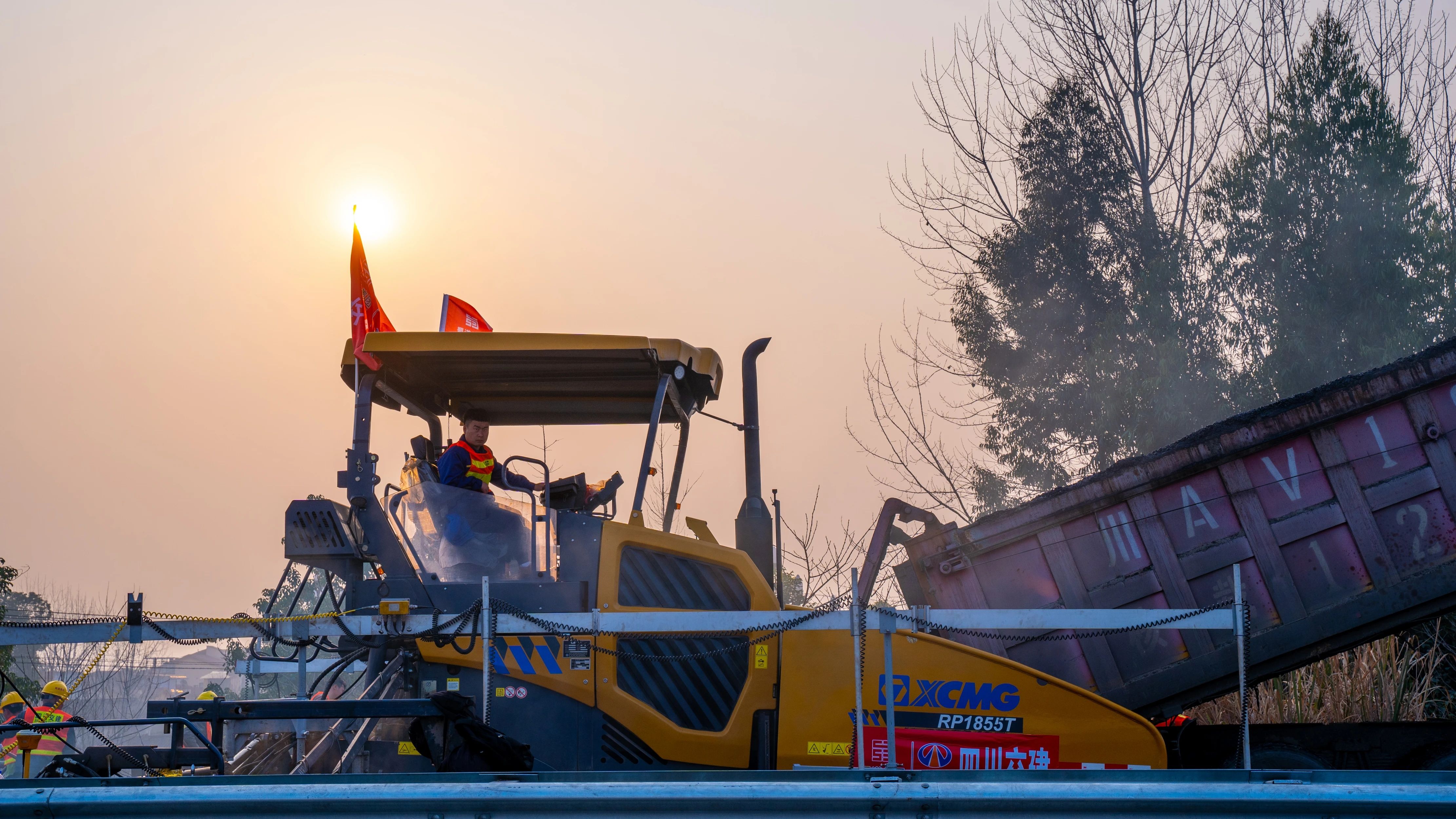 18天！徐工成套瀝青路面裝備助力成綿高速罩面施工！