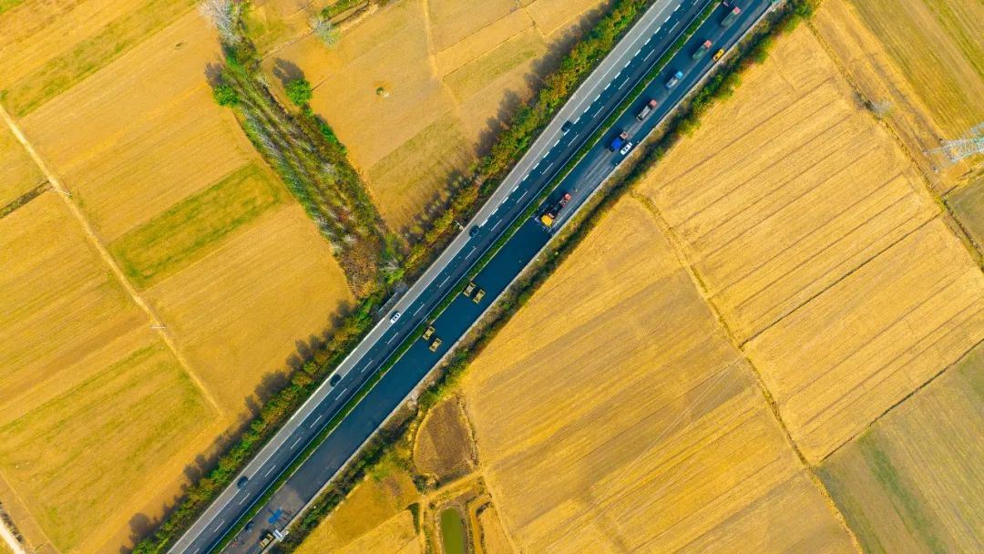 揚(yáng)民族自信！徐工成套瀝青路面裝備助力家鄉(xiāng)高速建設(shè)！