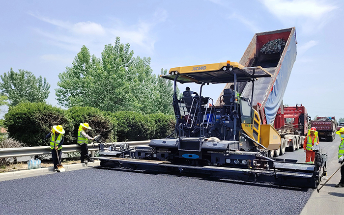 RP905IV攤鋪機(jī)閃耀淮徐高速！