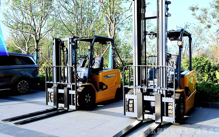  徐工叉車亮相第五屆航空物流產業年會