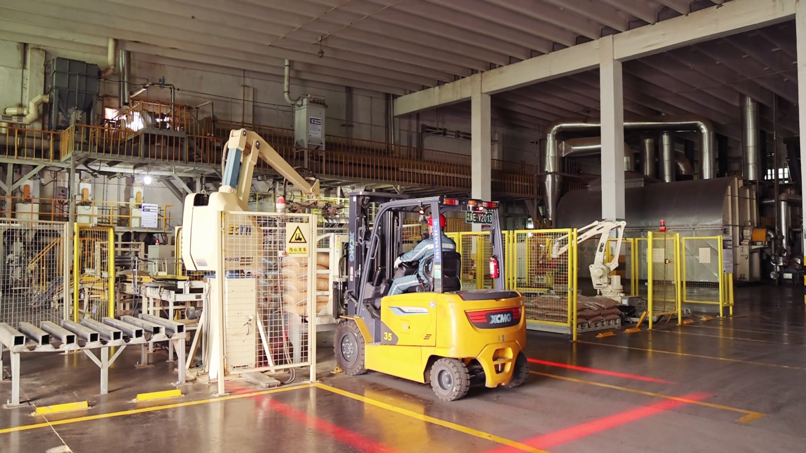 徐工鯤鵬系列新能源叉車，食品廠物料搬運新方案