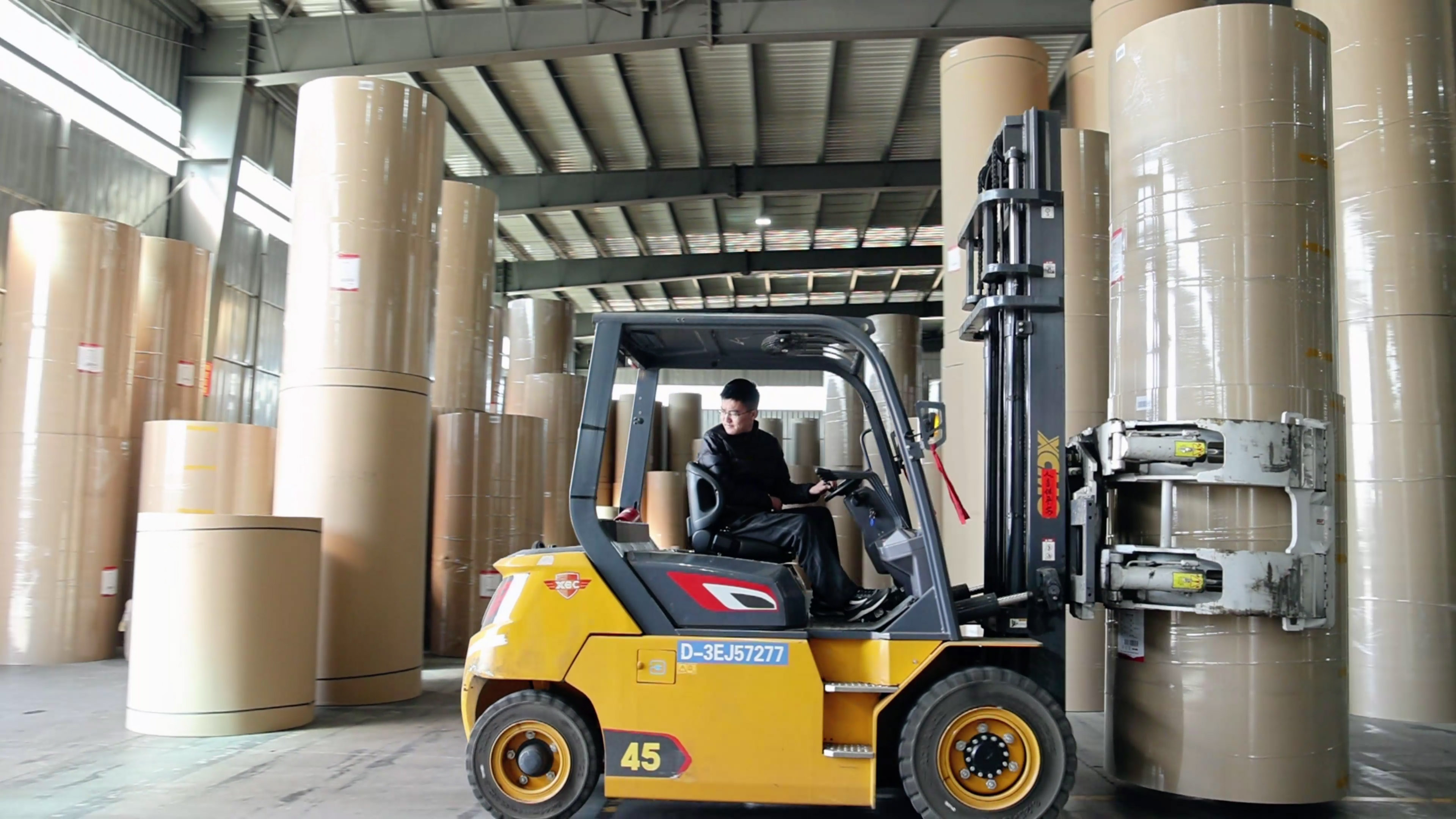 紙卷廠搬運利器，徐工孔雀系列高壓重載電動叉車